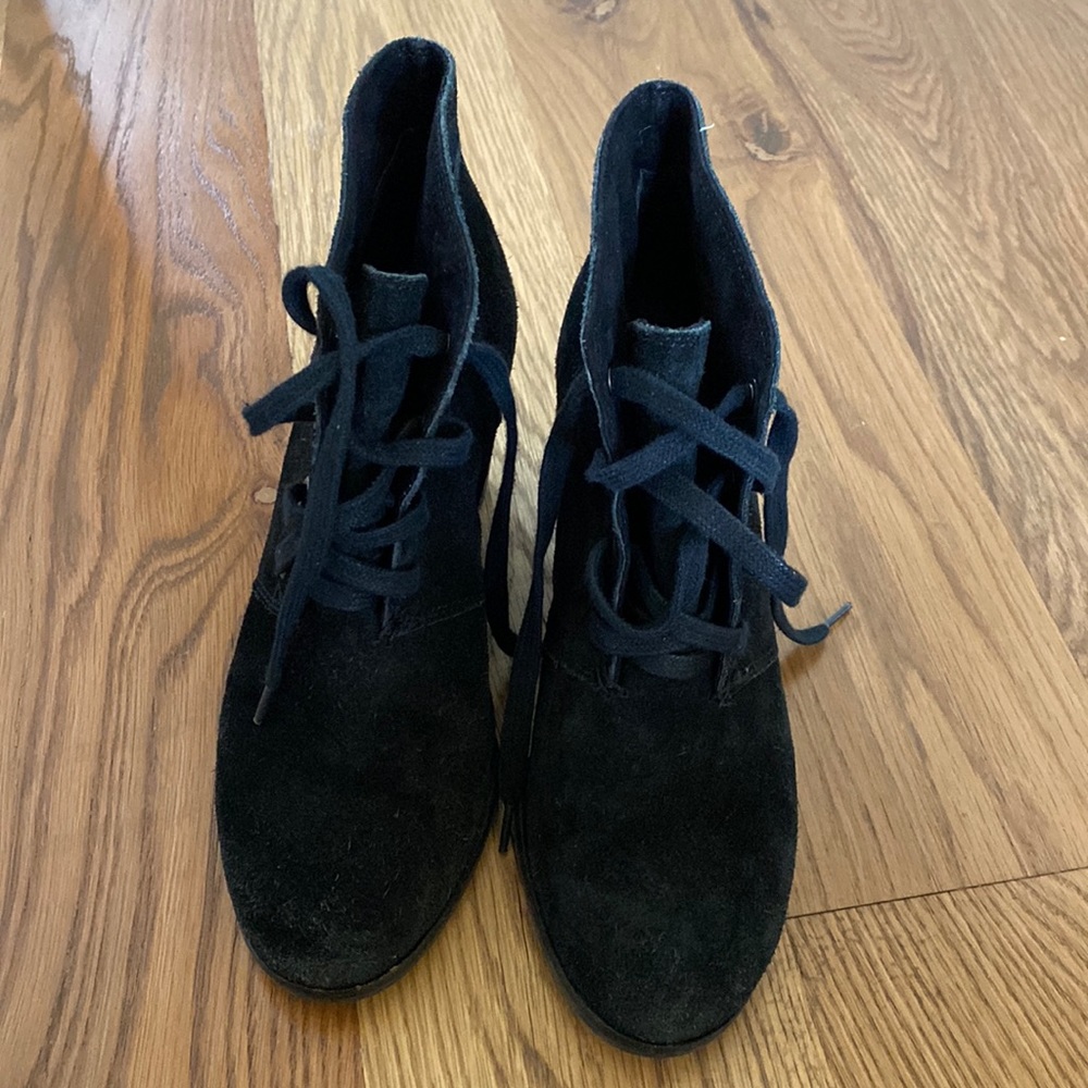 10/$25 Lucky Jeans// black booties, size 7.5